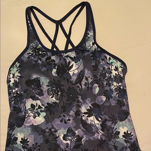 Women’s Activewear-Tank Top & Capris - Picture 2 of 8